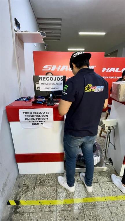 Equipo de Moto Parts Bikers despachando un pedido en agencia Shalom para envío a provincia